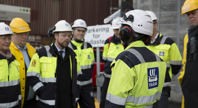 挪威首相莅临雅苒波什格伦（Porsgrunn）工厂，授予新行业绿皮书