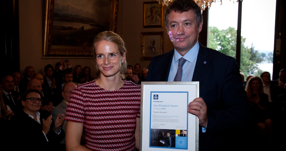 Therese Renstrøm receives award from Pierre Herben 