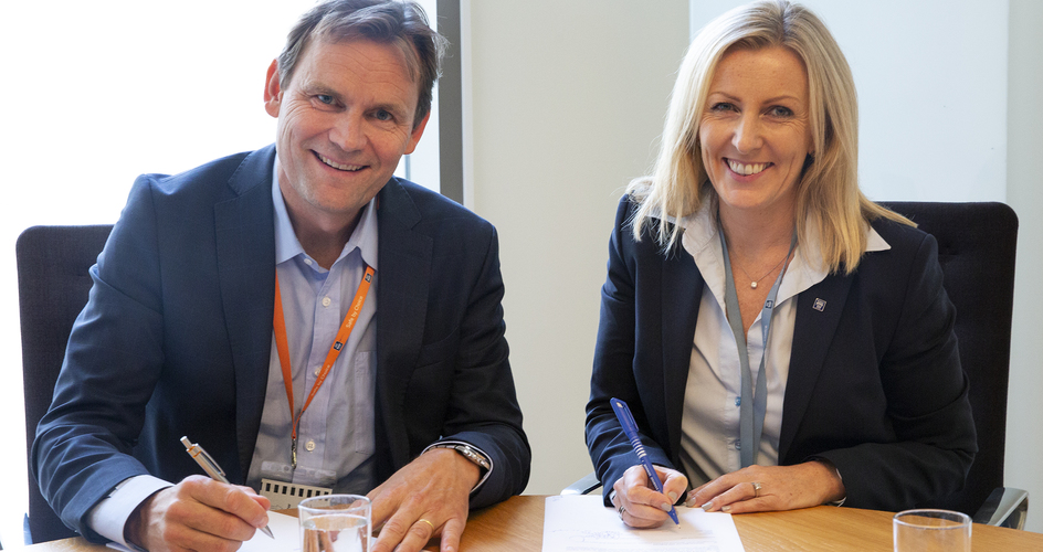 Jon André Løkke and Tove Andersen during agreement signing