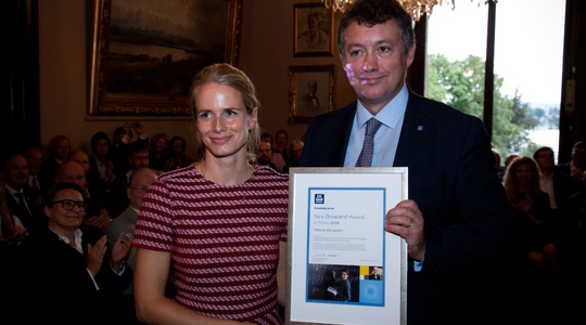 Therese Renstrøm receives award from Pierre Herben 